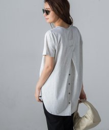 MAYSON GREY(メイソングレイ)/バック釦デザインTシャツ≪手洗い可能≫/ライトグレー