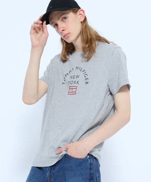 TOMMY HILFIGER(トミーヒルフィガー)/アーチロゴプリントTシャツ/グレー