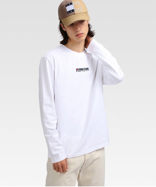 TOMMY JEANS(トミージーンズ)/ターンフラッグエンブロイダリーロングスリーブTシャツ/ホワイト