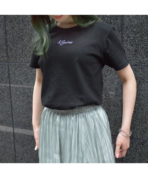 &soiree(アンドソワレ)/レタリングロゴ刺繍Tシャツ/ブラック