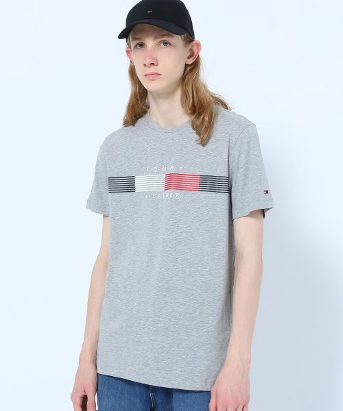 TOMMY HILFIGER(トミーヒルフィガー)/チェストストライプグラフィックTシャツ/グレー