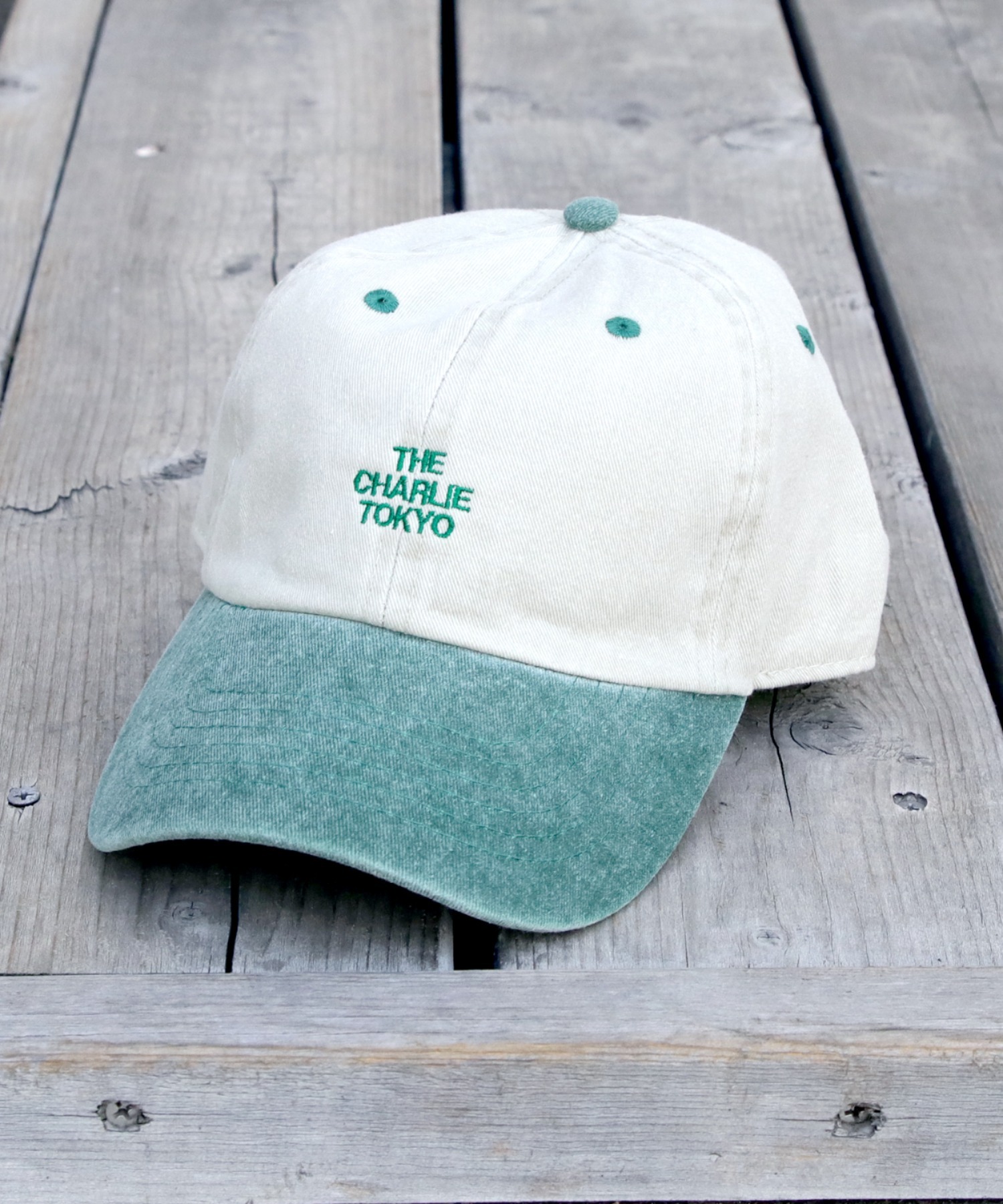 THE CHARLIE TOKYO/ザチャーリートーキョー】2tone logo twill low cap 2 2トーンロゴツイルローキャップ(504810131)  | メゾンムー(MAISON mou) - MAGASEEK