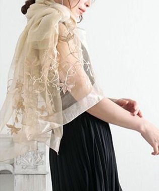 Sawa a la mode/透明感溢れる花刺繍のシアーストール/504817472