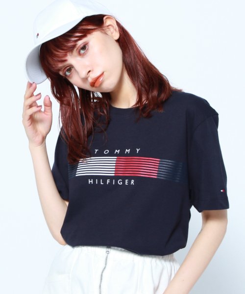 TOMMY HILFIGER(トミーヒルフィガー)/チェストストライプグラフィックTシャツ/ネイビー 