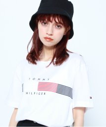 TOMMY HILFIGER(トミーヒルフィガー)/チェストストライプグラフィックTシャツ/ホワイト