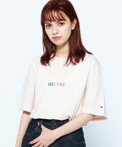 TOMMY HILFIGER(トミーヒルフィガー)/コントラストステッチロゴTシャツ/ベージュ