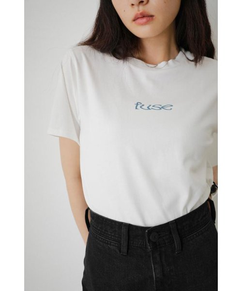 AZUL by moussy(アズールバイマウジー)/WAVY FONT LOGO TEE/WHT