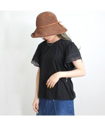 e.m.a(エマ)/袖口にスカラップ刺繍をあしらい腕周りをすっきり見せるTシャツ/ブラック