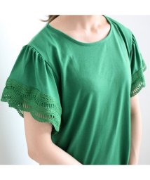 e.m.a(エマ)/袖口にスカラップ刺繍をあしらい腕周りをすっきり見せるTシャツ/グリーン