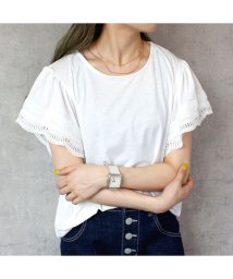 e.m.a(エマ)/袖口にスカラップ刺繍をあしらい腕周りをすっきり見せるTシャツ/オフホワイト