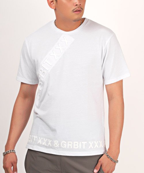LUXSTYLE(ラグスタイル)/斜めエンボスロゴプリントTシャツ/Tシャツ メンズ 半袖 エンボス加工 ロゴ プリント/ホワイト