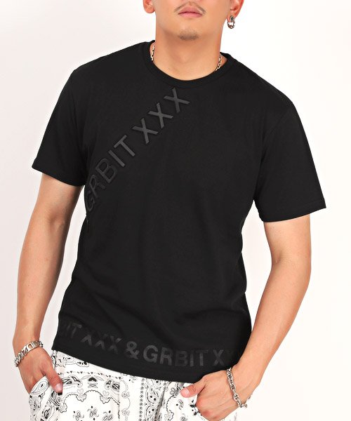 LUXSTYLE(ラグスタイル)/斜めエンボスロゴプリントTシャツ/Tシャツ メンズ 半袖 エンボス加工 ロゴ プリント/ブラック系1