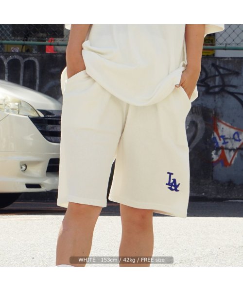 1111clothing(ワンフォークロージング)/LA スウェット ショートパンツ メンズ ショーツ レディース ワイドショーツ 綿100% 裏毛 ハーフパンツ ワイド 短パン セットアップ 可能 ロゴ 刺繍 /ホワイト