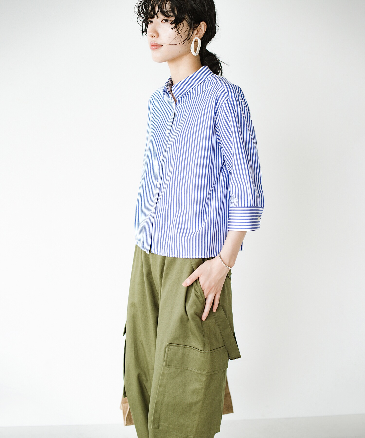 インせずともどんなボトムスもバランスよく決まる さっと着て今っぽかっこいいクロップドシャツ By Que Made Me ハコ Haco Magaseek