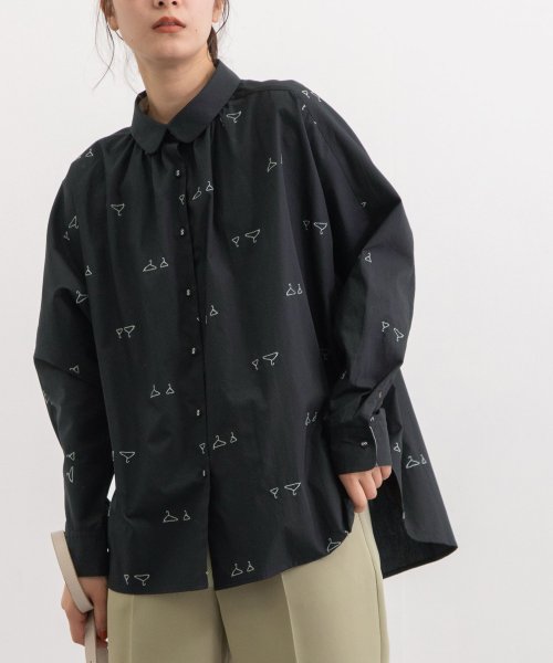 POU DOU DOU(プードゥドゥ)/hanger刺繍ローン丸衿ドルマンシャツ/ブラック