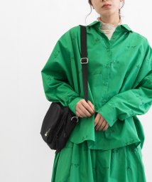 POU DOU DOU(プードゥドゥ)/hanger刺繍ローン丸衿ドルマンシャツ/グリーン