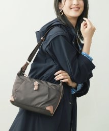 MK MICHEL KLEIN BAG(エムケーミッシェルクランバッグ)/【撥水】バックルデザインショルダーバッグ/ブラウン