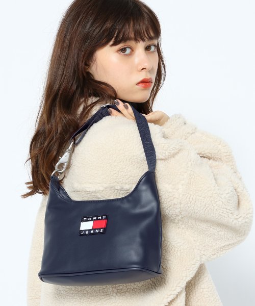 TOMMY JEANS(トミージーンズ)/バッジロゴワンショルダーバッグ/ネイビー 