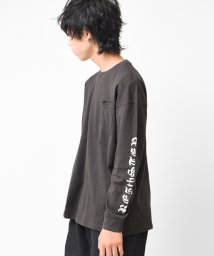 RAT EFFECT(ラット エフェクト)/袖ロゴプリントロングTシャツ/チャコールグレー