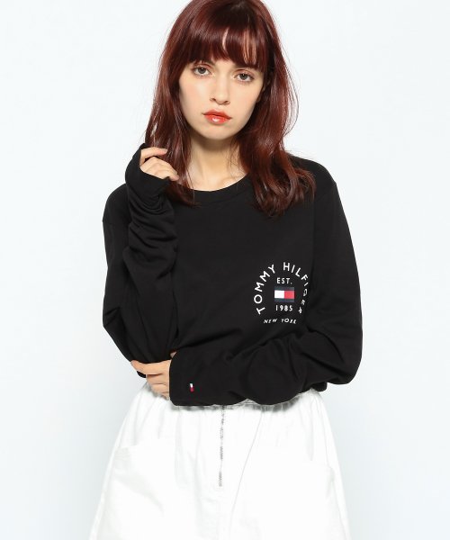 TOMMY HILFIGER(トミーヒルフィガー)/ヒルフィガーフラッグアーチTシャツ/ブラック