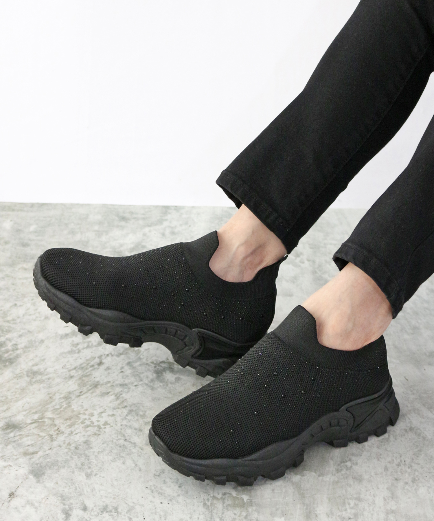 black laceless skechers