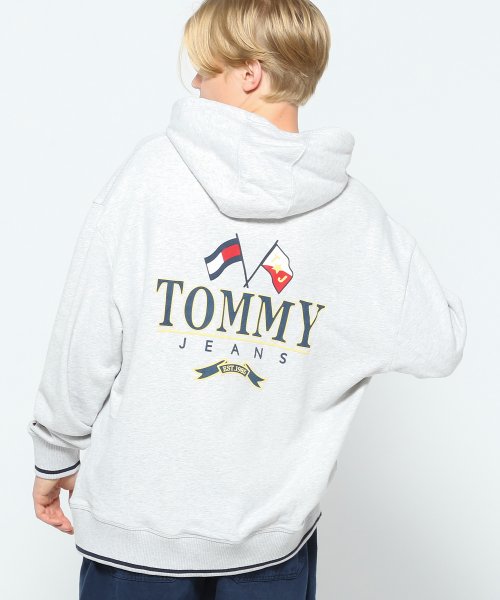 TOMMY JEANS(トミージーンズ)/スケータープレップバックパーカー/ライトグレー