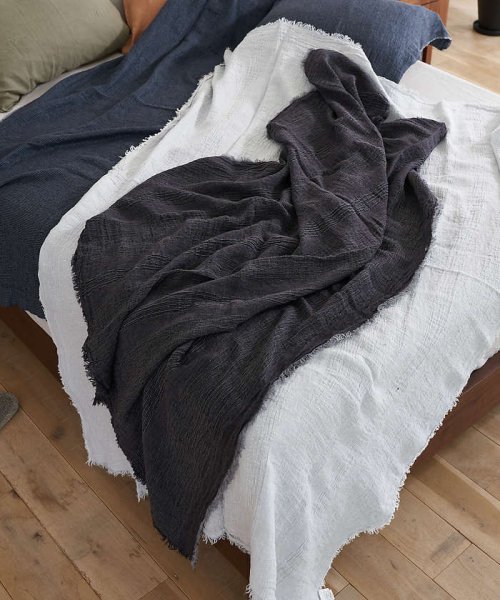 【Lino e Lina/リーノ・エ・リーナ】 ヴァーグ ブランケット 商品説明《POINT》少し目が粗くぽこぽこした柔らかな部分と、目の詰まった部分が交互に織られたブランケット。透け感のある薄手素材で、とても軽いのが特徴。サイドのフリンジがラフな雰 W1568240744(12012円)