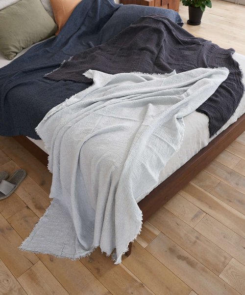 【Lino e Lina/リーノ・エ・リーナ】 ヴァーグ ブランケット 商品説明《POINT》少し目が粗くぽこぽこした柔らかな部分と、目の詰まった部分が交互に織られたブランケット。透け感のある薄手素材で、とても軽いのが特徴。サイドのフリンジがラフな雰 W1568240744(12012円)