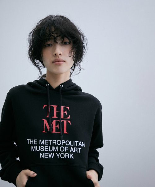 ADAM ET ROPE'(アダム　エ　ロペ)/THE MET x ADAM LOGO SWEAT/ブラック（01）