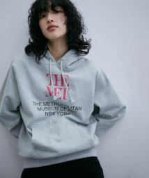 ADAM ET ROPE'(アダム　エ　ロペ)/THE MET x ADAM LOGO SWEAT/グレー（07）