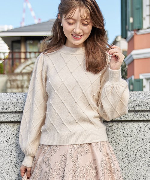 tocco closet(トッコクローゼット)/パール付きダイヤ柄プチハイネックニットプルオーバー/BEIGE