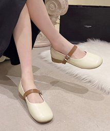 Amulet(アミュレット)/ストラップ付きフラットパンプス レディース 靴 10代 20代 30代 韓国ファッション 韓国 オフィスカジュアル バイカラー 可愛い オブリークトゥ/ホワイト