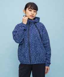 le coq sportif (ルコックスポルティフ)/総柄グラフィックウィンドジャケット（裏メッシュ付き）【アウトレット】/ネイビー