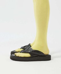 ALFREDOBANNISTER(ALFREDOBANNISTER)/＜クロコ型押し＞【WRAP SHOES】ボリュームソール 雪駄 トングサンダル/ブラック系その他1