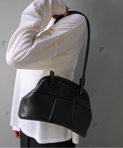 ADD CULUMN(アドカラム) PUFF－CLASP/口金バック 商品説明光沢の少ないマットな質感のヴィーガンレザー。ダウン調の縫製で、スクエアに模られたデザイン。長財布が入る口金バック。口元はがま口仕様内側ポケット２個ハンドル CEG1685586035(12870円)