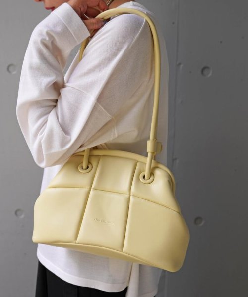 ADD CULUMN(アドカラム) PUFF－CLASP/口金バック 商品説明光沢の少ないマットな質感のヴィーガンレザー。ダウン調の縫製で、スクエアに模られたデザイン。長財布が入る口金バック。口元はがま口仕様内側ポケット２個ハンドル CEG1685586035(12870円)