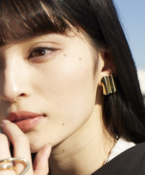 nothing and others(ナッシングアンドアザース)/Wave square Earring/Gold