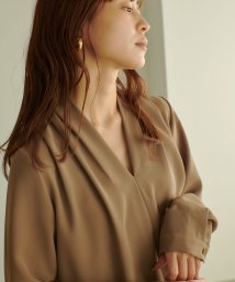 marjour(マージュール)/SHOULDER TUCK BLOUSE/モカ