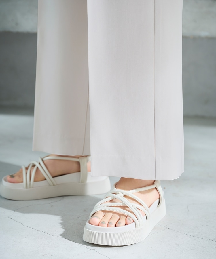 セール】≪ヒルナンデス！で紹介≫ 軽量フットベッドサンダル