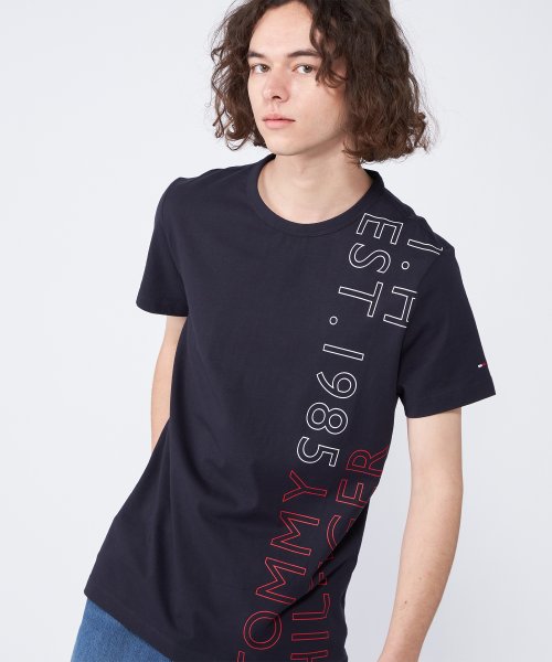 TOMMY HILFIGER(トミーヒルフィガー)/アシンメトリープリントTシャツ/ネイビー 