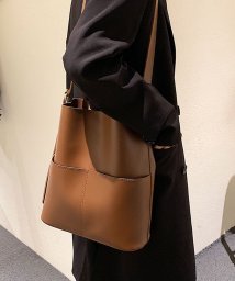 ninon(ニノン)/【ポーチ付き】縦型バケツシルエットのレザーショルダーバッグ/モカ