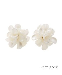 cream dot(クリームドット)/立体的なフラワーモチーフで華やぐピアス/イヤリング/ホワイト系1