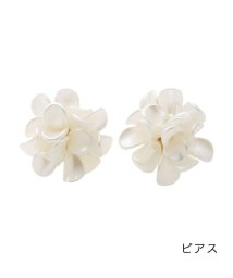 cream dot(クリームドット)/立体的なフラワーモチーフで華やぐピアス/イヤリング/ホワイト系3