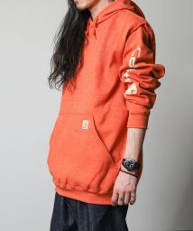 ar/mg(エーアールエムジー)/【W】【CRHTT－K288－21】【it】【UT20】【Carhartt】SLEEVE LOGO HOODED SWEAT SWEATSHIRTS/オレンジ