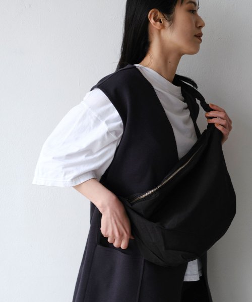 marjour(マージュール)/GATHER STRAP CROSS BAG/ブラック