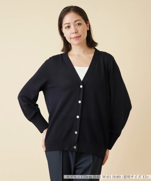 Vネックニットカーディガン 商品説明ウエスト周りをヘリンボーン編みで切り替えた、手の込んだデザインのVネックニットカーディガン。コットン×ポリエステルを編んだハイゲージの滑らかなニッ CEG1925448185(14850円)