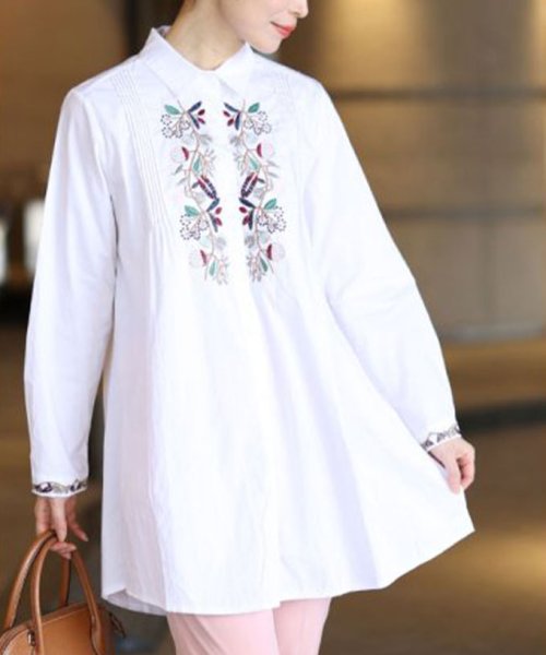 Sawa a la mode(サワアラモード)/色鮮やかな花刺繍コットンシャツチュニック/ホワイト