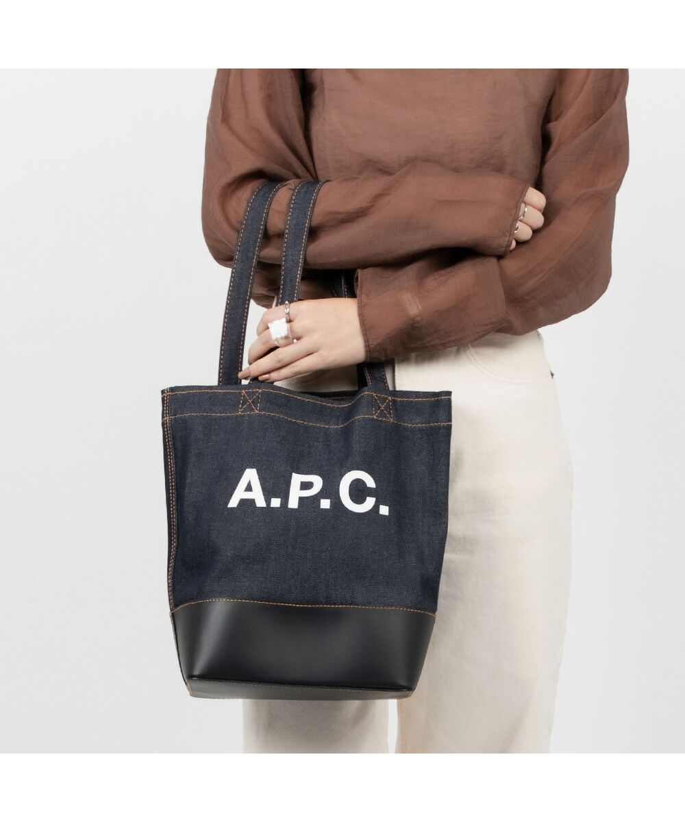 A.P.C. ボーリングバッグ」大胆ブランドロゴ入り新作ボストン