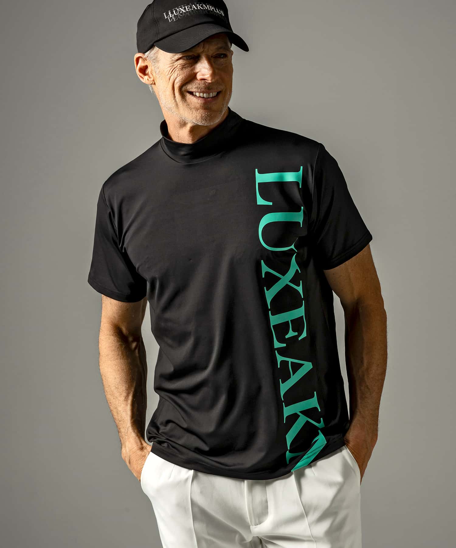 LUXEAKMPLUS(リュクスエイケイエムプラス)ゴルフ バーチカルロゴ半袖モックネックTシャツ【ゴルフ】