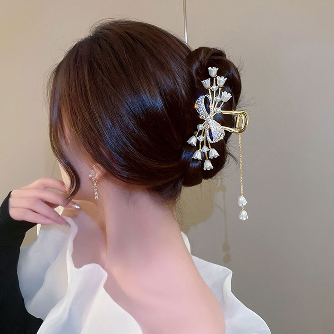【セール】ヘアクリップ ゆらゆらチェーン付き 髪留め 髪飾り バレッタ フラワー 蝶ヘアアクセサリー オシャレ上品 パーティー飾り(505264600) ショッピングゴー(shoppinggo) MAGASEEK パール チェーン ウォレット 真珠 蝶々 韓国 アクセサリー レディース デニム